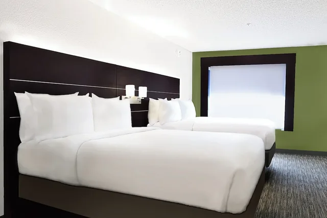غرفة قياسية بسريرين كوين، Holiday Inn Express New Orleans East 3/6