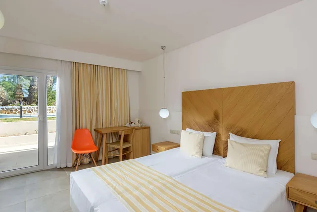 غرفة بسريرين منفصلين بإطلالة على المسبح، Zeus Hotels Palm Beach Hotel 2/10