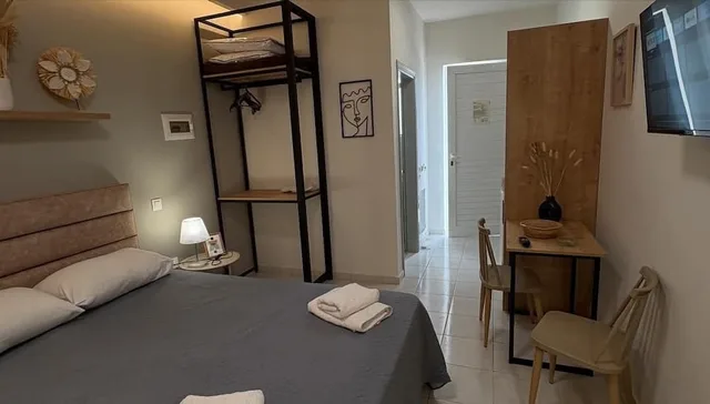 استوديو بسرير كينج بشرفة في الطابق الأرضي، Johnhara Studios And Apartments 6/7