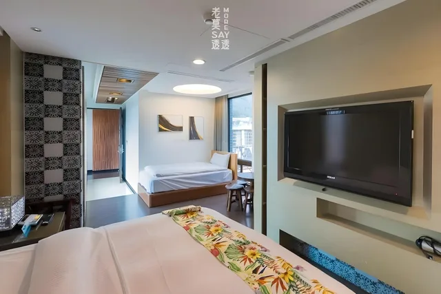غرفة ثلاثية، Skylight B&amp;B 2/2