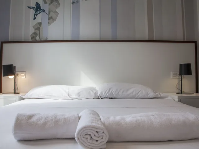 شقة بسرير كوين وسريرين فرديين بشرفة بـ3 غرف نوم مع أريكة، Flats Friends Soho Suites 4/10