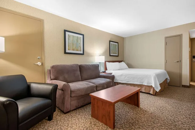غرفة بسرير كوين، Clarion Hotel & Suites Brandon 3/6