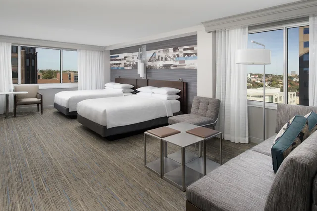 غرفة تنفيذية ركنية بسريرين كوين، Kansas City Marriott Country Club Plaza 3/8