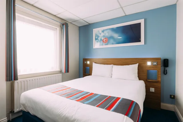 Double Room, Travelodge Belfast Central 2/7