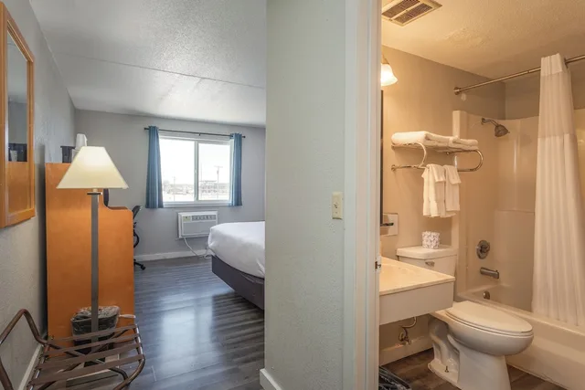 غرفة بسرير كوين، Sauk River Inn & Suites, a Travelodge by Wyndham 3/3