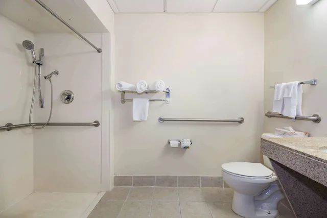 جناح بسريرين كوين مع أريكة لذوي الإعاقة، Clarion Pointe Charleston West Ashley 4/5