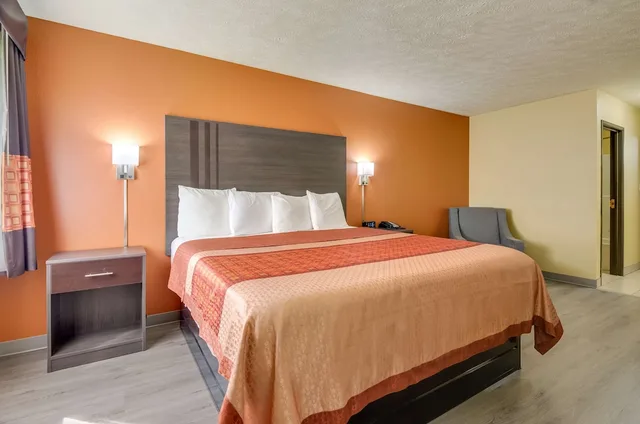 Room, King Bed, Americas Best Value Inn & Suites Independence Va 2/3