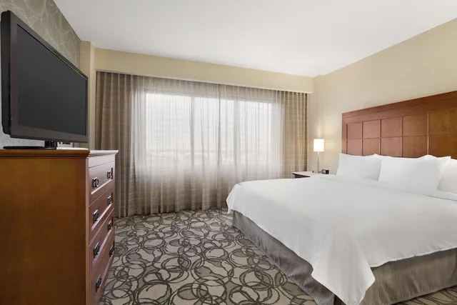 2 Bedrooms, Suite, 1 King and 2 Double Beds, 2 Bathrooms، Embassy Suites by Hilton San Antonio Airport 2/5