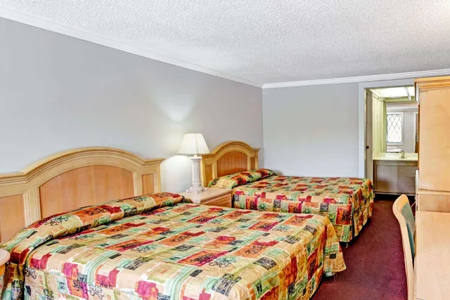 غرفة بسريرين مزدوجين لذوي الإعاقة، Knights Inn Austell GA 1/4