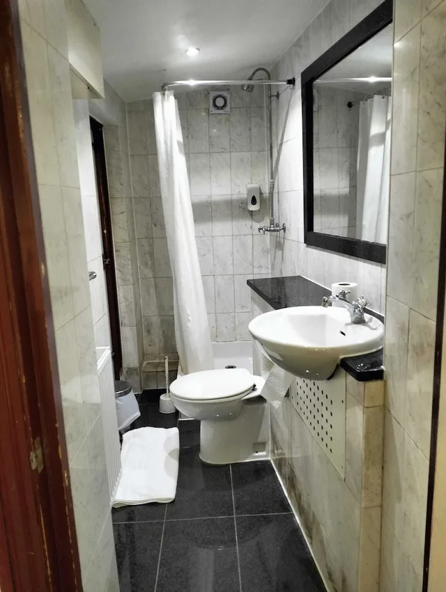 غرفة كومفورت ثلاثية بسرير مزدوج وسرير فردي، Manor Hotel 4/4
