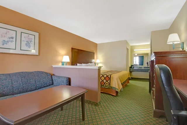 غرفة بسرير كينج، Super 8 by Wyndham Universal City 3/6