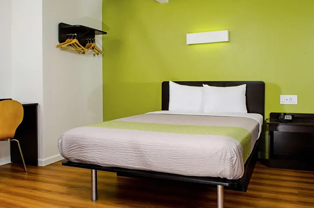 غرفة بسرير كوين، Motel6 Modesto, CA - Downtown 2/8