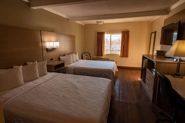 غرفة قياسية بسريرين كوين، Quality Inn Bishop Near Mammoth 2/5