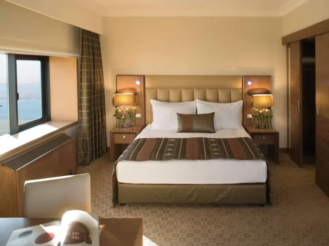 Executive, King Bed, Movenpick Hotel Izmir 1/9