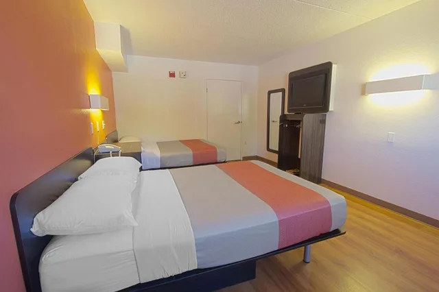 2 Full Beds - ADA/Tub/Micfridge, Motel6 Piscataway, NJ 8/10