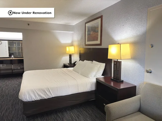 غرفة قياسية بسرير كينج، The Lodge Hotel Banquets St Louis Airport 5/10