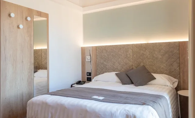 Room, Double or Twin Bed, Side Sea View، Parigi 1/6