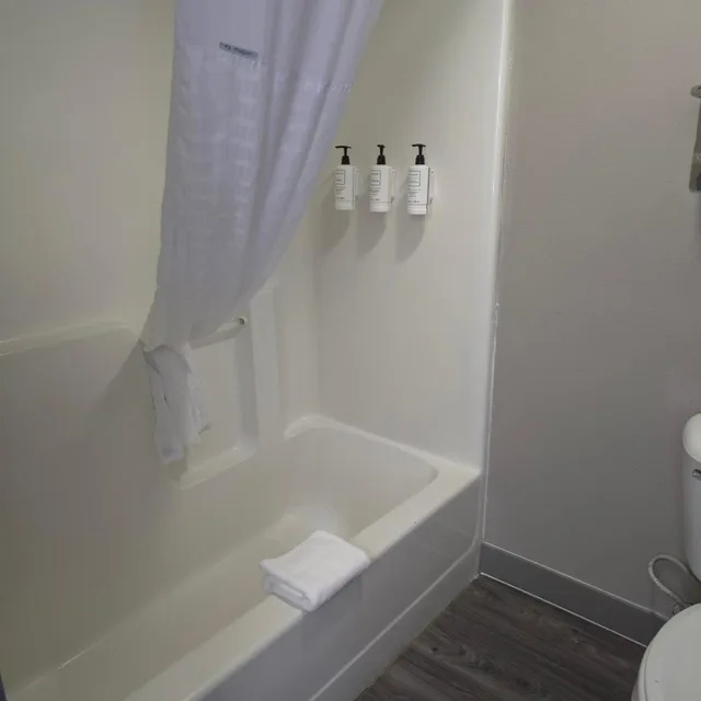 غرفة سوبيريور ثلاثية، Reston Inn & Suites 8/10