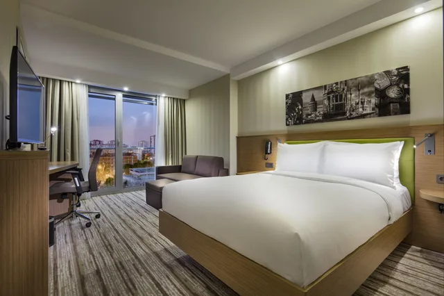 غرفة بسرير كوين مع أريكة، Hampton By Hilton Istanbul Atakoy 2/4