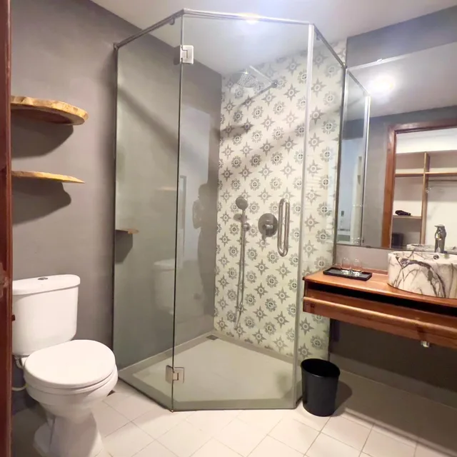 غرفة ديلوكس بسرير مزدوج بإطلالة على المسبح بشرفة، DACO Hotel 9/10