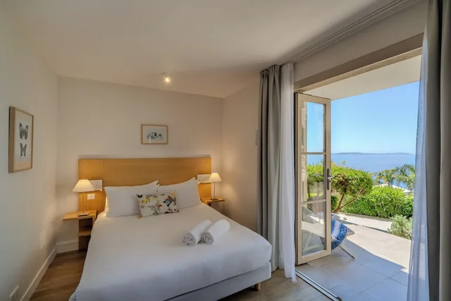 غرفة قياسية بسرير كوين بإطلالة جزئية على البحر في الطابق الأرضي، La Villa Douce 2/9