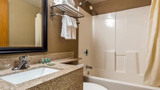 غرفة قياسية بسرير كينج بحوض جاكوزي لذوي الإعاقة، Best Western Waukesha Grand 4/6