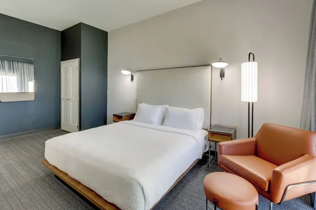 غرفة بسرير كينج لذوي الإعاقة، Courtyard Lexington South/Hamburg Place 2/3