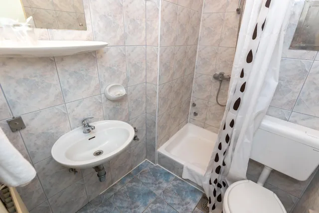 غرفة قياسية بسريرين منفصلين بإطلالة على البحر بشرفة، Hotel Zagreb 4/5