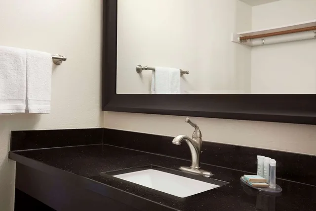 غرفة بسرير كينج للمدخنين، Travelodge By Wyndham Bakersfield 3/4
