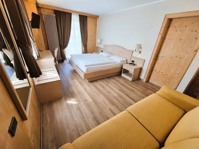 غرفة قياسية رباعية بسرير مزدوج بغرفة نوم واحدة مع أريكة، Angelica Hotel 4/8