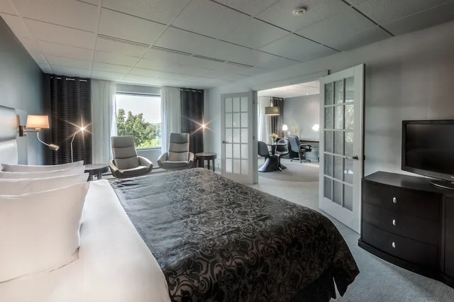 جناح سيغنتشر بسرير كينج بإطلالة على النهر مع أريكة، Hotel Chateau Joliette 2/3
