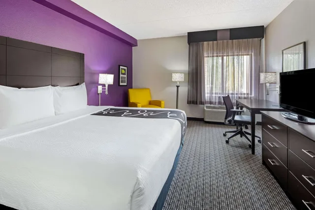 غرفة بسرير كينج، La Quinta Inn & Suites by Wyndham Miami Airport East 3/6