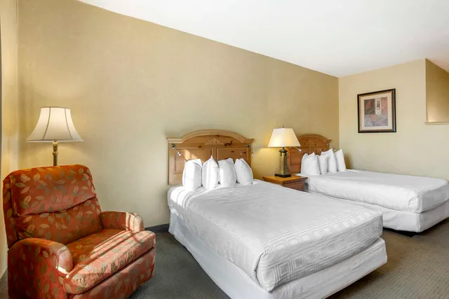 غرفة بسريرين كوين في المبنى الرئيسي، Best Western Plus Revere Inn & Suites 3/4