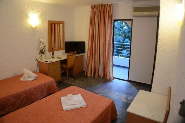 غرفة ثلاثية بإطلالة على البحر، Karteros Hotel 1/4