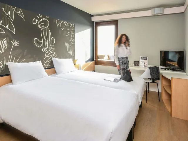 غرفة قياسية بسريرين منفصلين، Ibis Charleroi Airport Brussels South 2/8