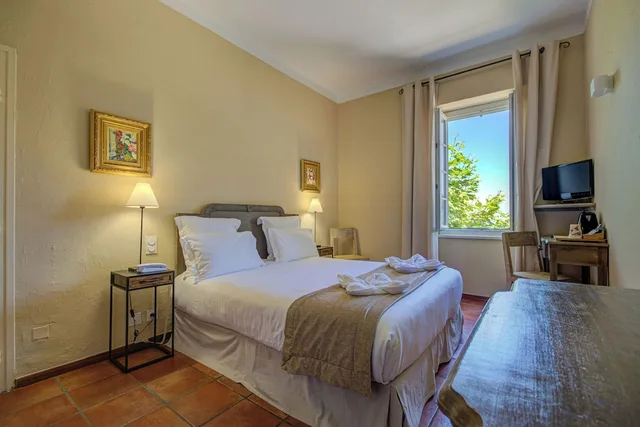 غرفة كومفورت رباعية بسرير كوين وسريرين منفصلين بإطلالة على البحر، Hôtel La Corniche 3/8