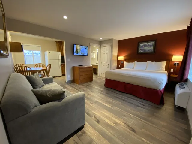 جناح بسريرين كوين بشرفة بغرفتي نوم مع أريكة، Sahara Courtyard Inn 2/3