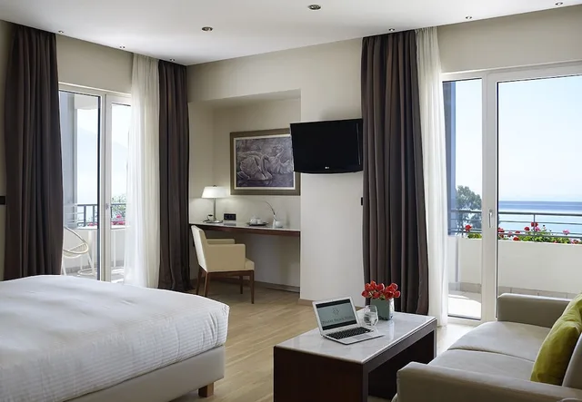 Executive, Suite, Double Bed, Sea View, Sofa, Pharae Palace 2/3