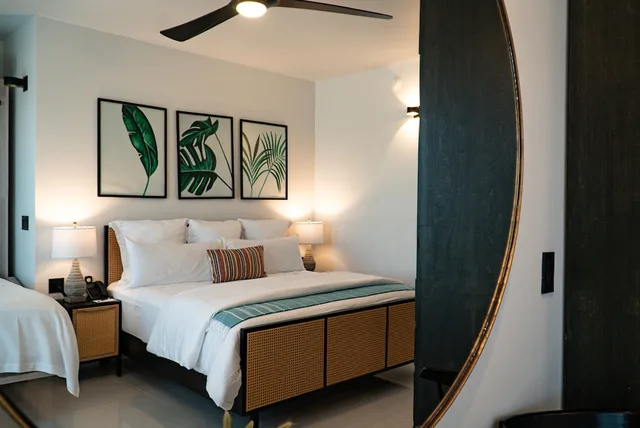 استوديو بسرير كينج بشرفة مع أريكة، Flamboyan Hotel and Residences 7/10