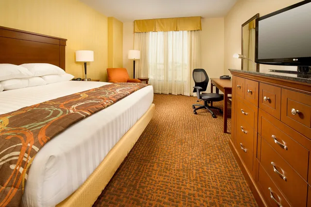 غرفة ديلوكس بسرير كينج في طابق مرتفع، Drury Inn Suites Denver Westminster 2/10