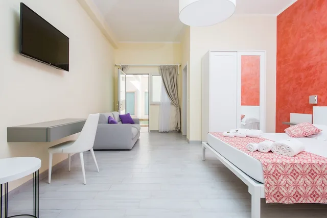 غرفة فاخرة بسرير كينج بإطلالة على المسبح مع أريكة، Casina Dei Cari 2/3
