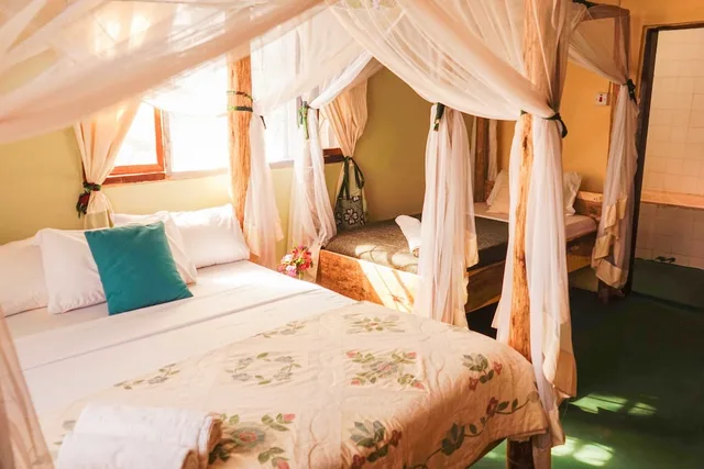 غرفة ثلاثية بسرير كينج وسرير فردي، The Secret Garden Hotel Moshi 4/6