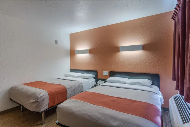 غرفة قياسية بسريرين مزدوجين لذوي الإعاقة، Motel6 Oshkosh, WI 5/10
