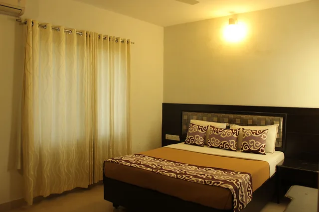 1 Bedroom, Family Suite, King Bed, Mount Residency 2/3