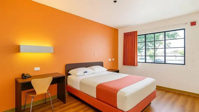 Room, Queen Bed, Motel6 Carlsbad, CA Beach 10/10