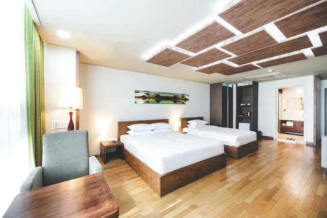 غرفة ديلوكس عائلية بسرير كوين وسرير فردي، Sunset Hotel 4/10