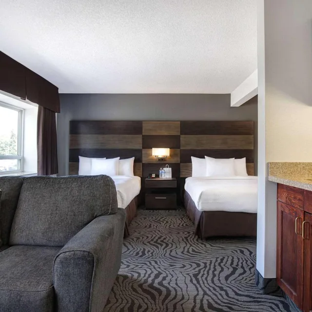 غرفة ديلوكس بسرير كينج وسريرين كوين، Days Inn by Wyndham Calgary South 2/7