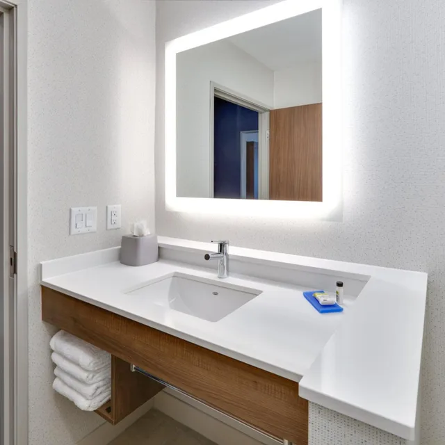 غرفة بسريرين كوين بغرفة نوم واحدة لذوي الإعاقة، Holiday Inn Express And Suites Plano East 4/5