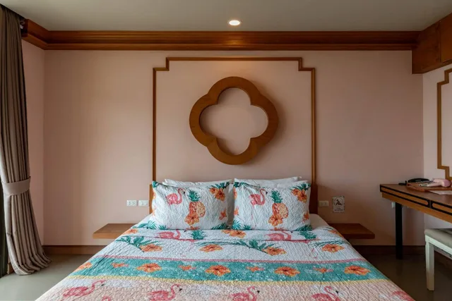 Deluxe, King Bed, Town View، ROYAL PINEAPPLE HOTEL a welcome to wealth and good fortune 4/4