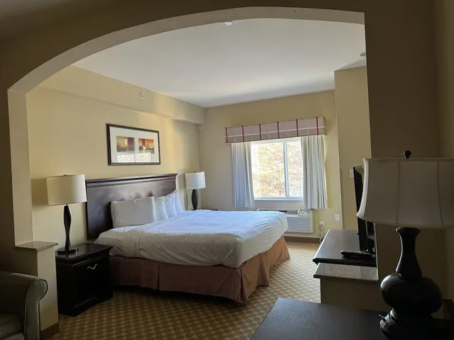 جناح استوديو بسرير كينج بحوض جاكوزي، Spark by Hilton Galloway Atlantic City 3/5